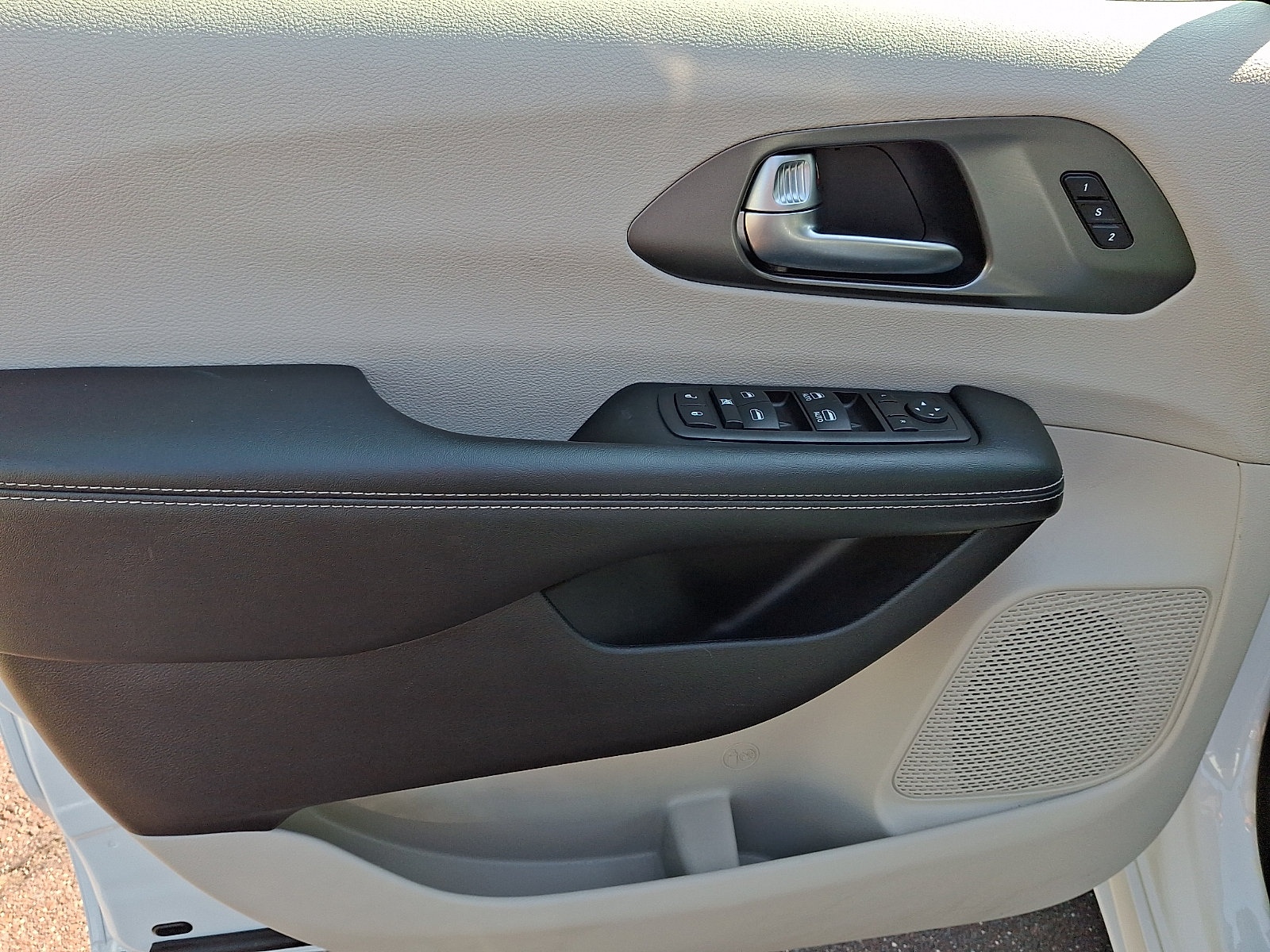 Used 2023 Chrysler Pacifica Touring-L FWD image 13