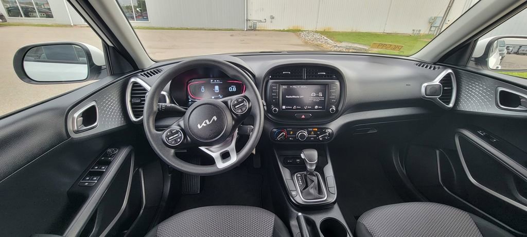 Used 2025 Kia Soul LX w/ LX Technology Package FWD image 12