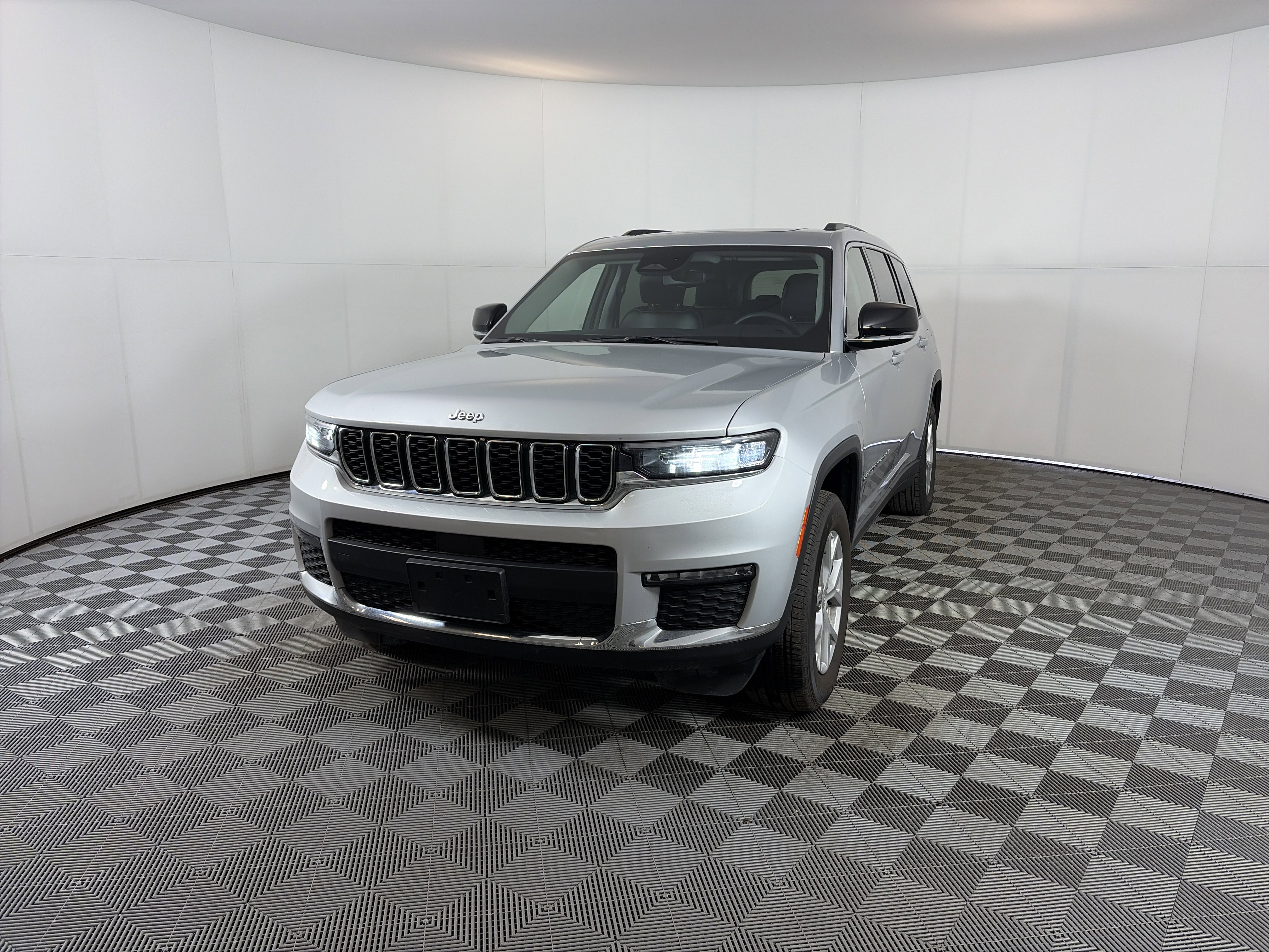 Used 2023 Jeep Grand Cherokee L Limited w/ Trailer Tow Group (B) image 2