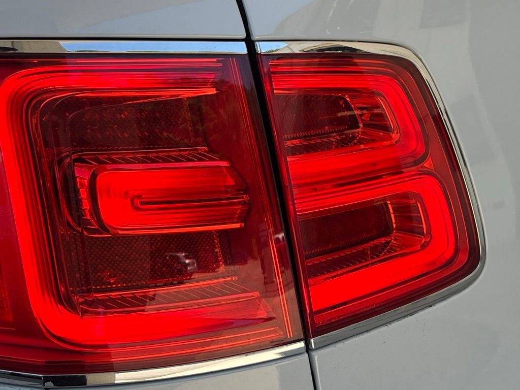 Used 2017 Bentley Bentayga AWD/4WD image 35