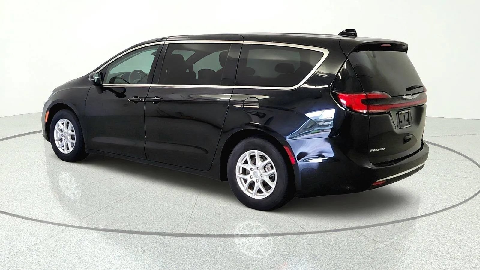 Used 2023 Chrysler Pacifica Touring-L FWD image 4