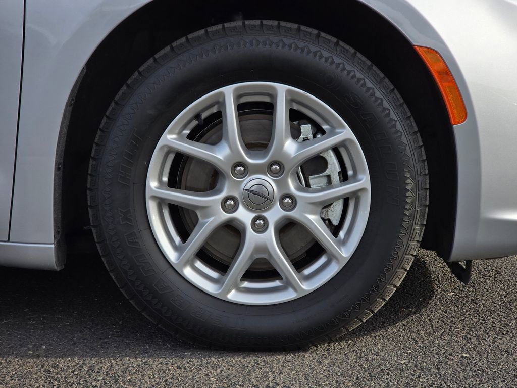 Used 2024 Chrysler Pacifica Touring-L image 9