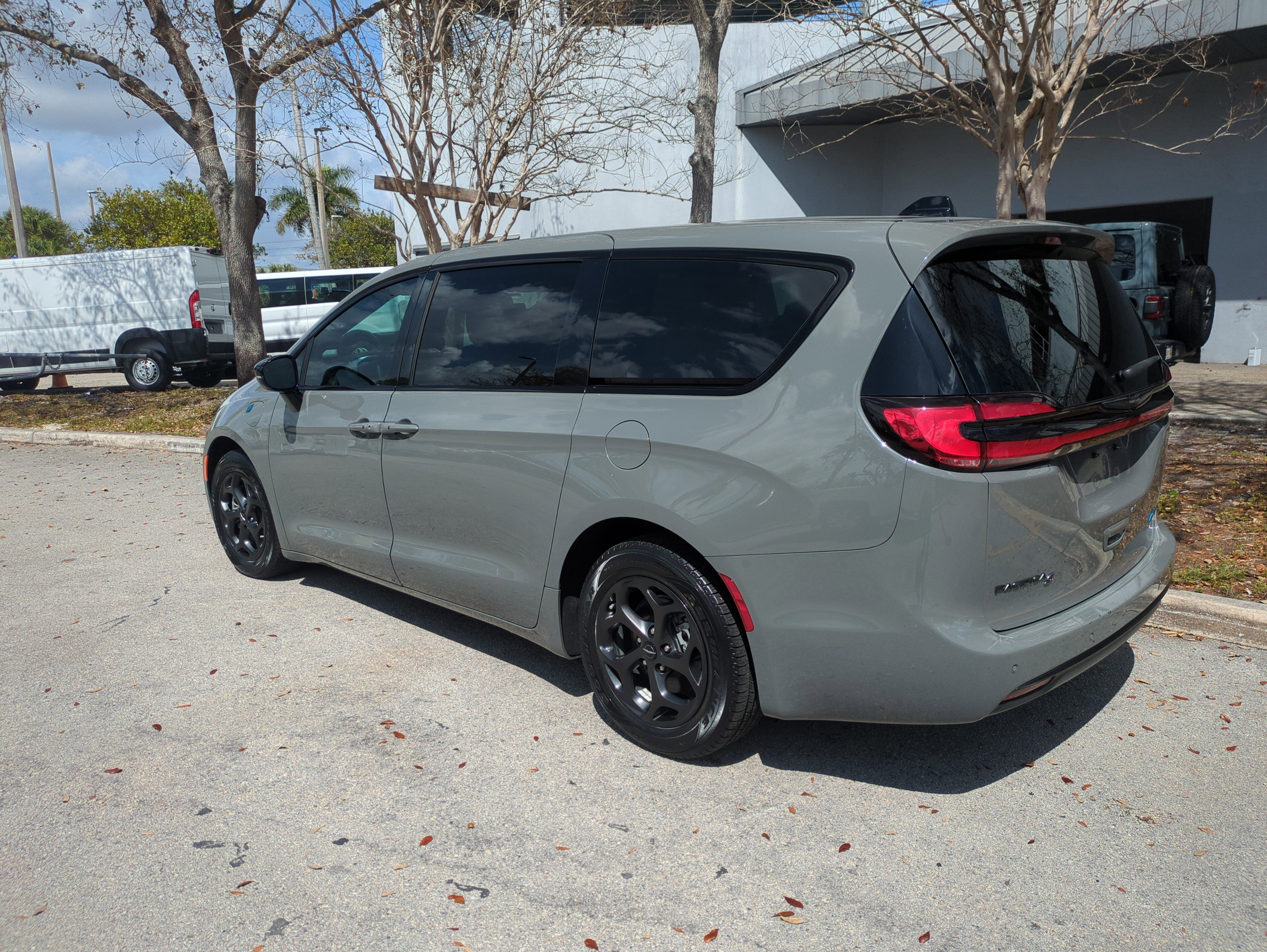 Certified 2023 Chrysler Pacifica Limited w/ Uconnect Theater Family Group image 7