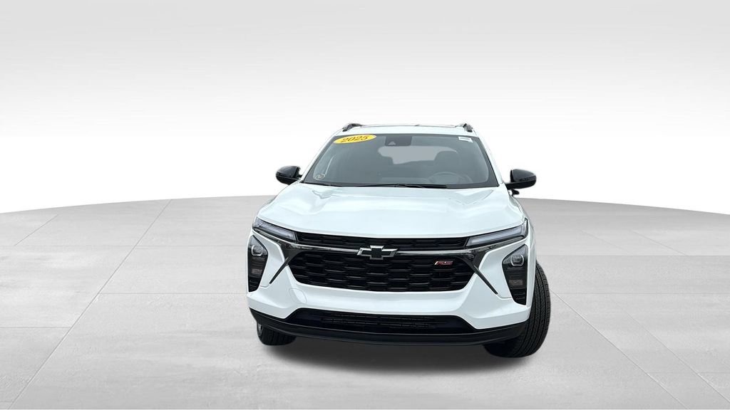 Used 2025 Chevrolet Trax RS w/ Sunroof Package image 2