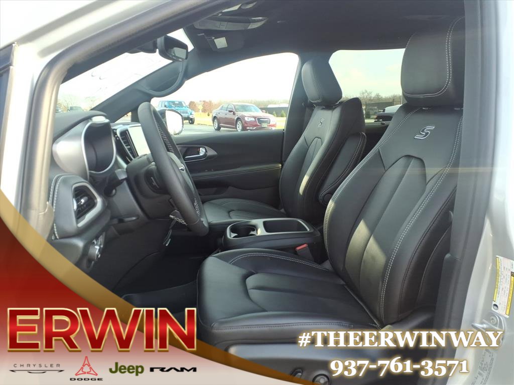 New 2026 Chrysler Pacifica Select w/ S Appearance Package image 10