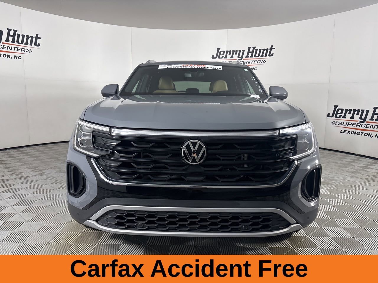 Used 2025 Volkswagen Atlas Cross Sport SE w/ Panoramic Sunroof Package image 3