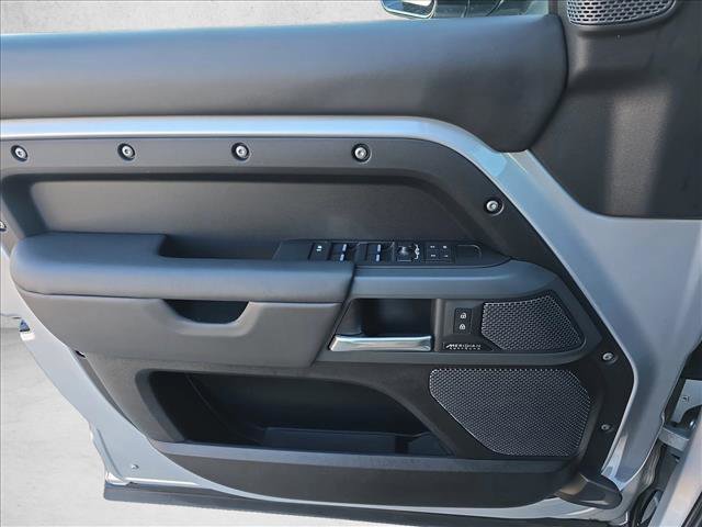 Used 2023 Land Rover Defender 110 X-Dynamic SE image 28
