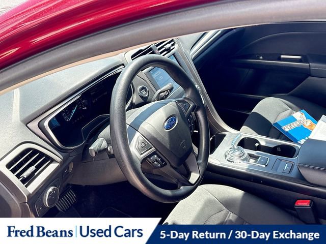 Used 2017 Ford Fusion SE w/ Fusion SE Technology Package FWD image 9
