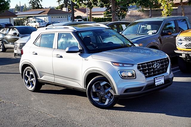 New 2026 Hyundai Venue SEL FWD image 3
