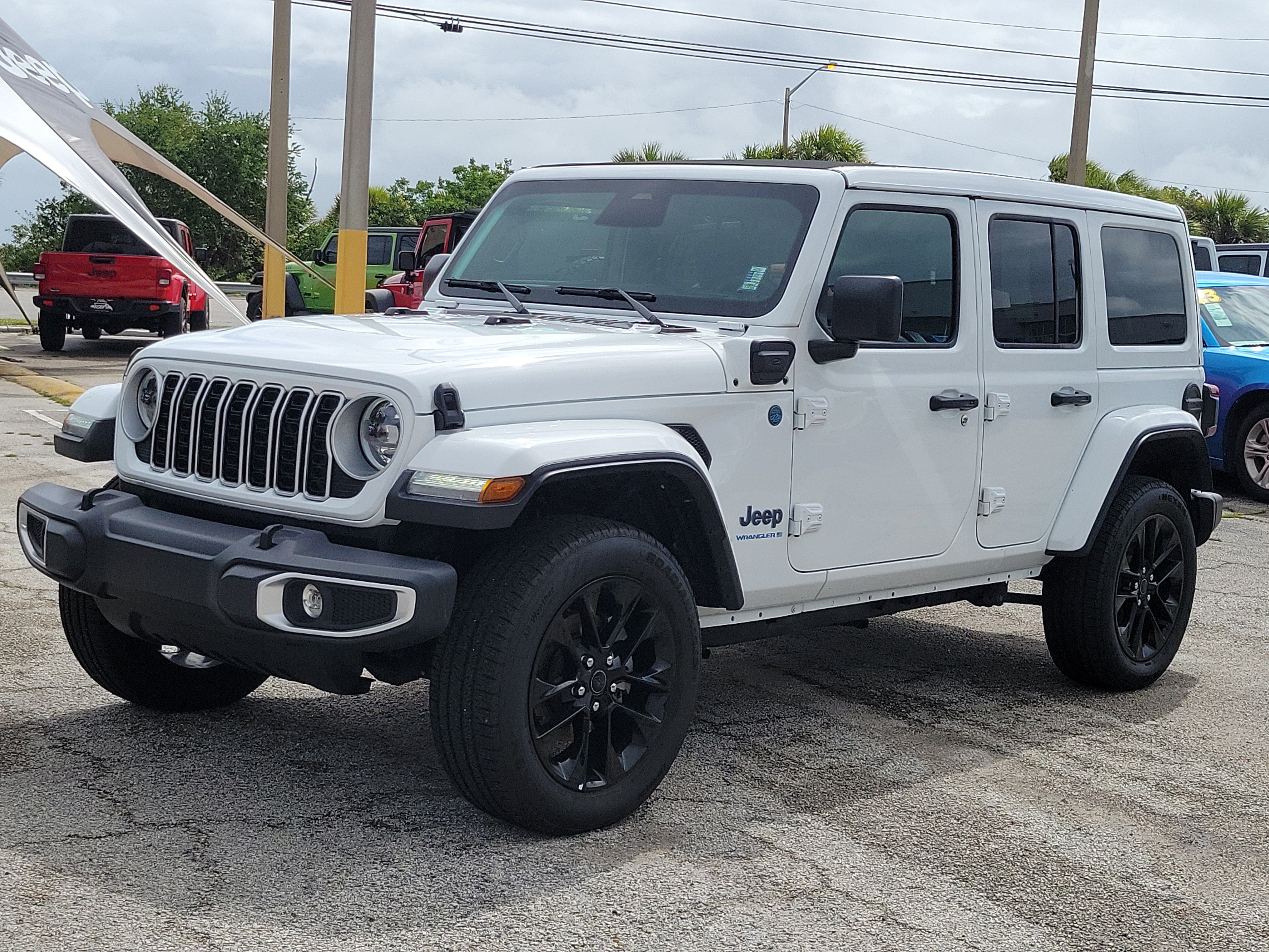Used 2025 Jeep Wrangler Unlimited Sahara w/ Safety Group AWD/4WD image 2