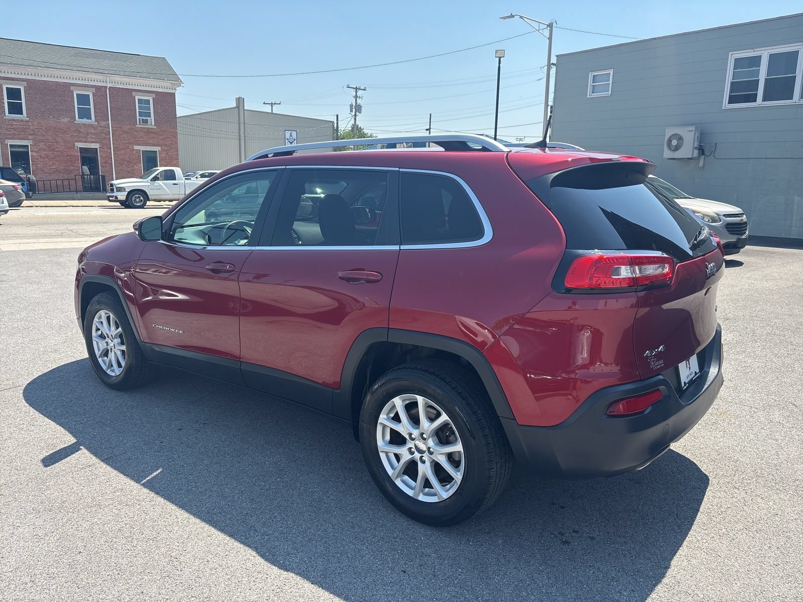 Used 2016 Jeep Cherokee Latitude w/ Cold Weather Group AWD/4WD image 2