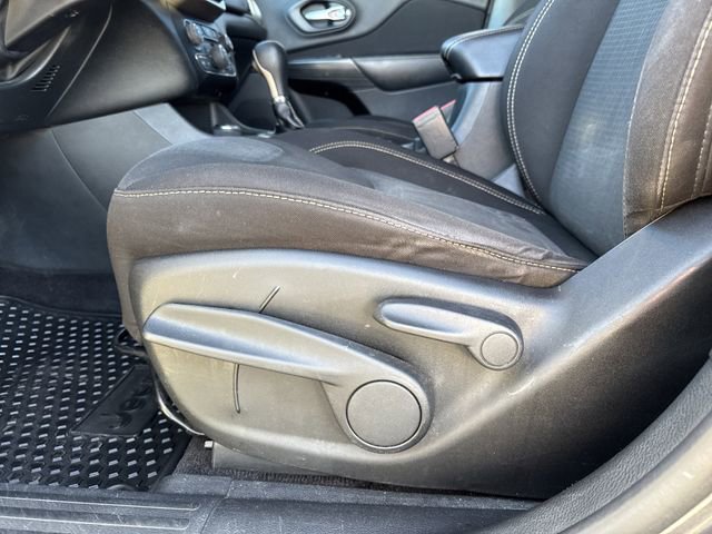 Used 2016 Jeep Cherokee Latitude w/ Cold Weather Group image 7