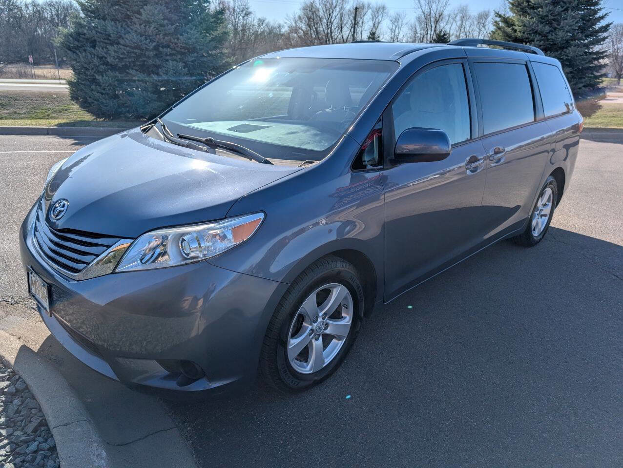 Used 2017 Toyota Sienna LE image 5