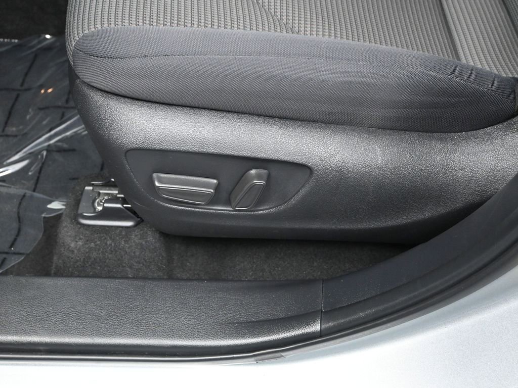 Used 2024 Toyota Highlander LE image 12