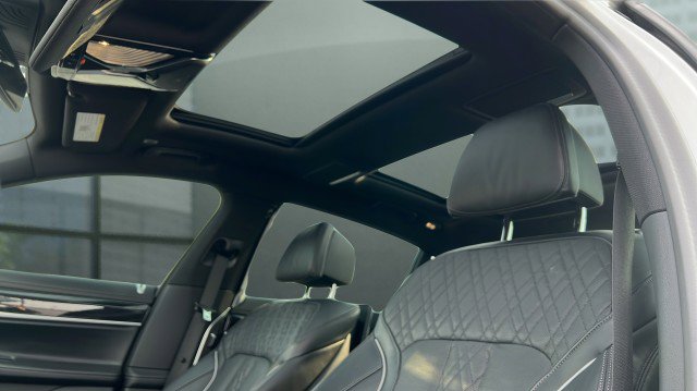 Used 2022 BMW 750i xDrive image 30