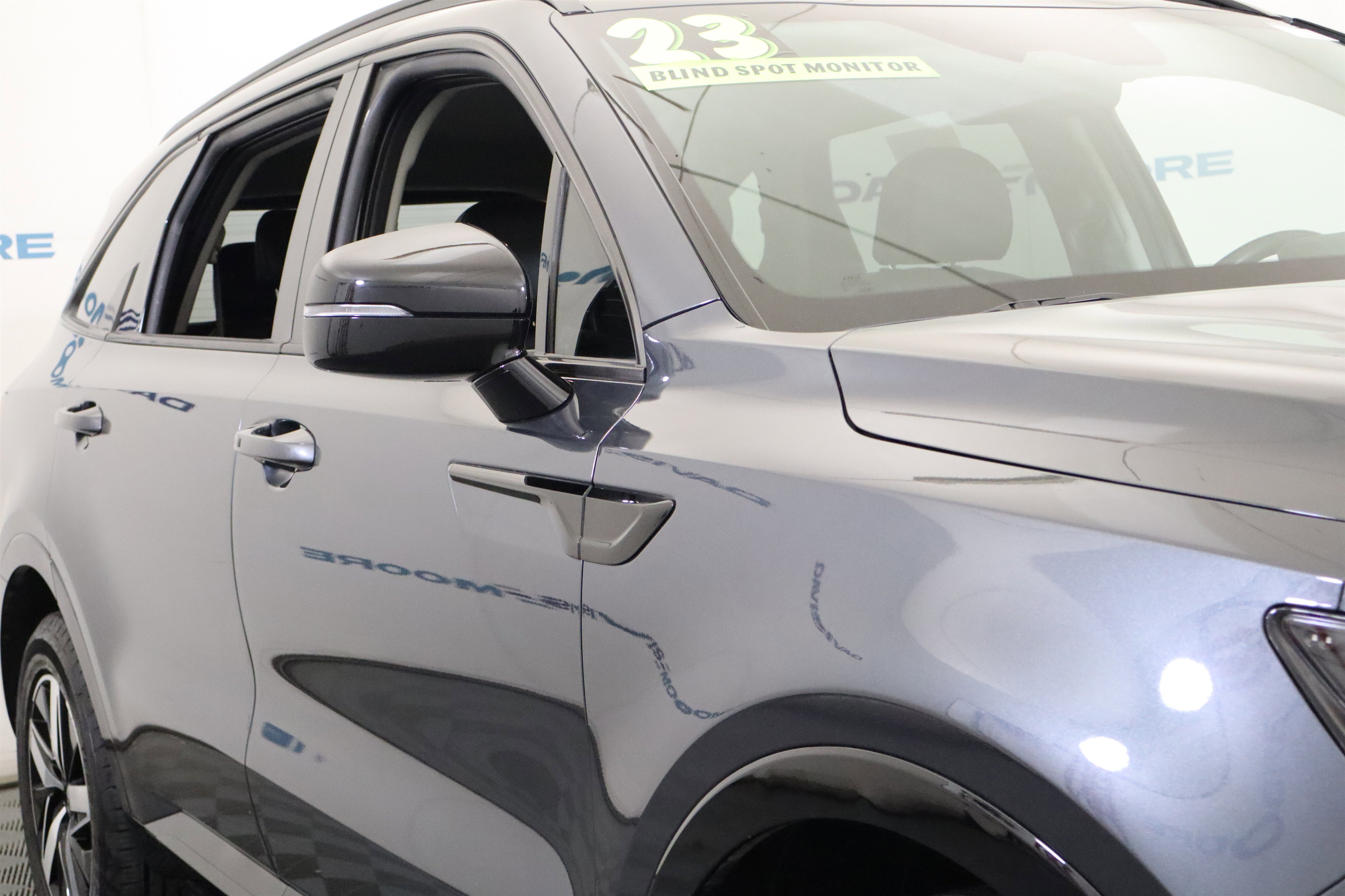 Used 2023 Kia Sorento EX image 3