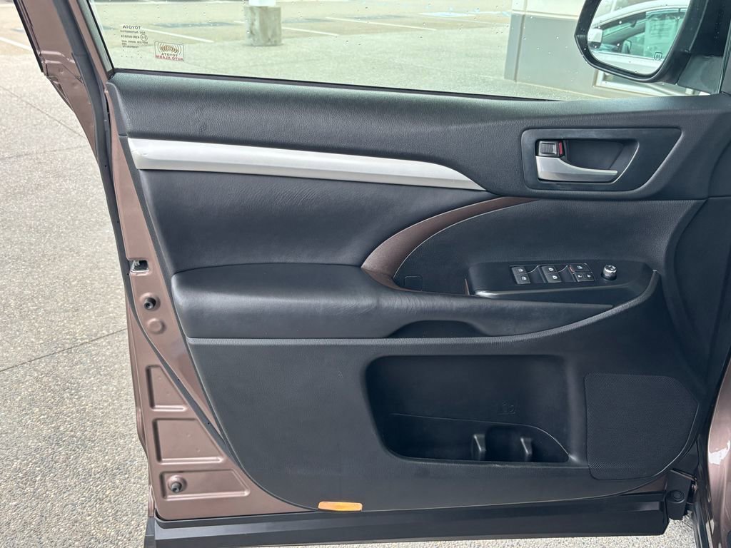 Used 2019 Toyota Highlander XLE image 28