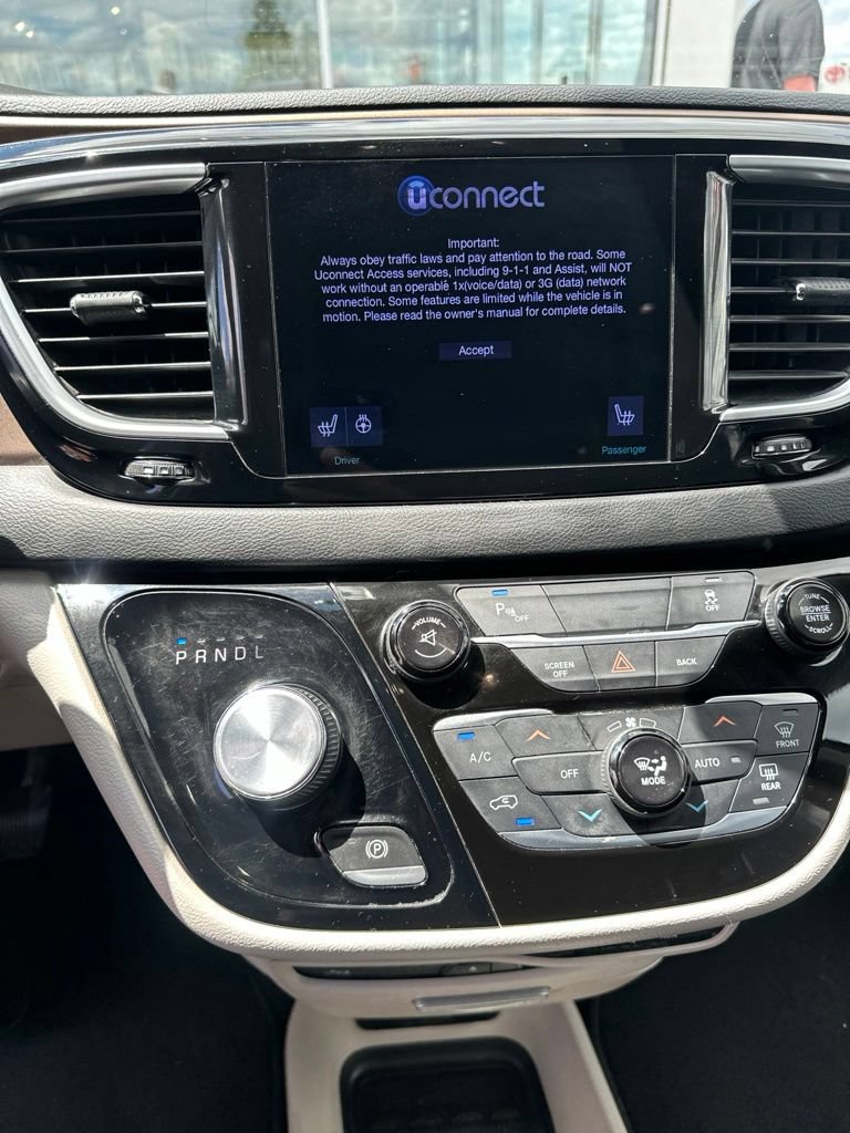 Used 2017 Chrysler Pacifica Touring-L Plus FWD image 11