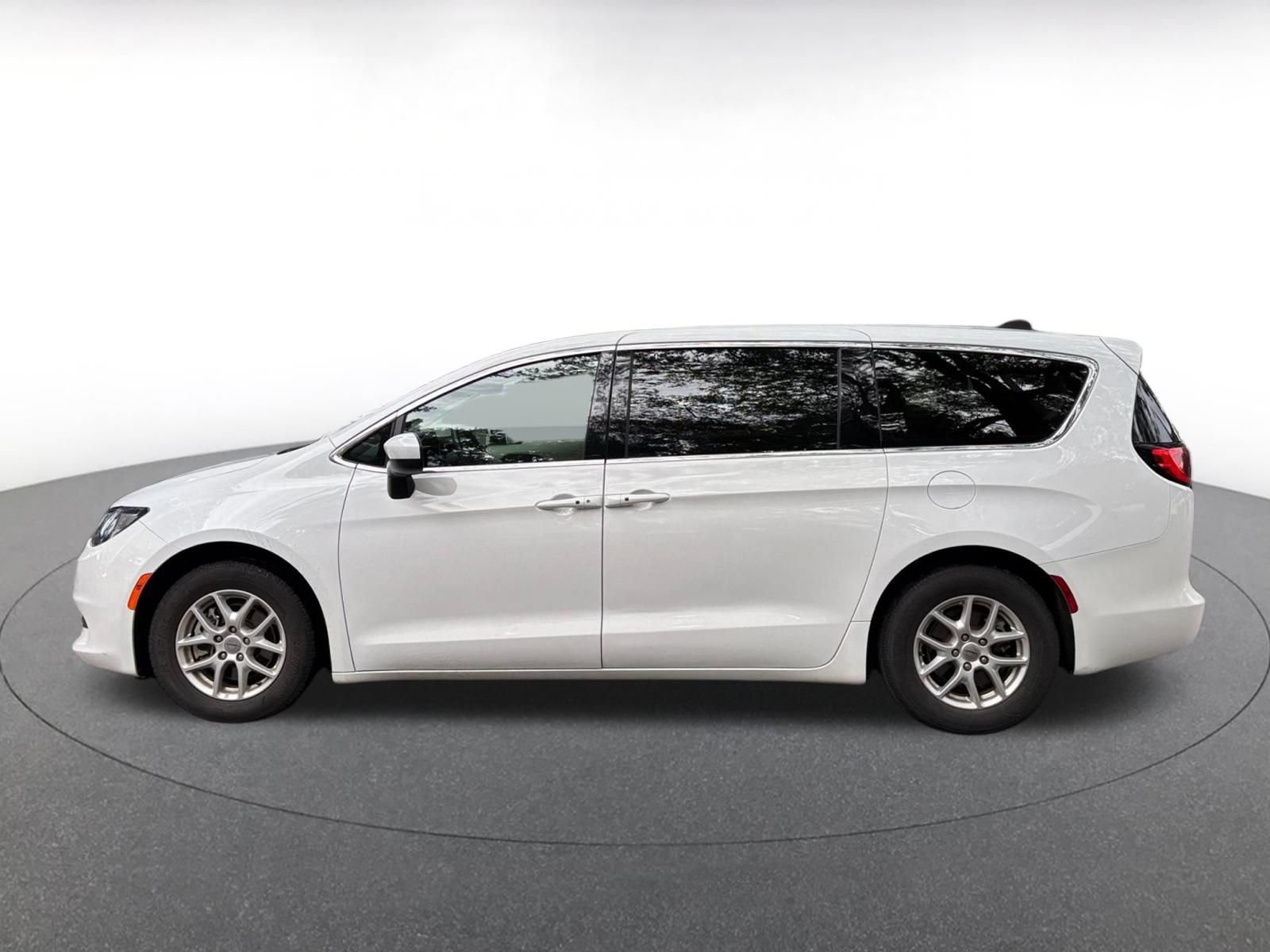 Used 2023 Chrysler Voyager LX FWD image 8