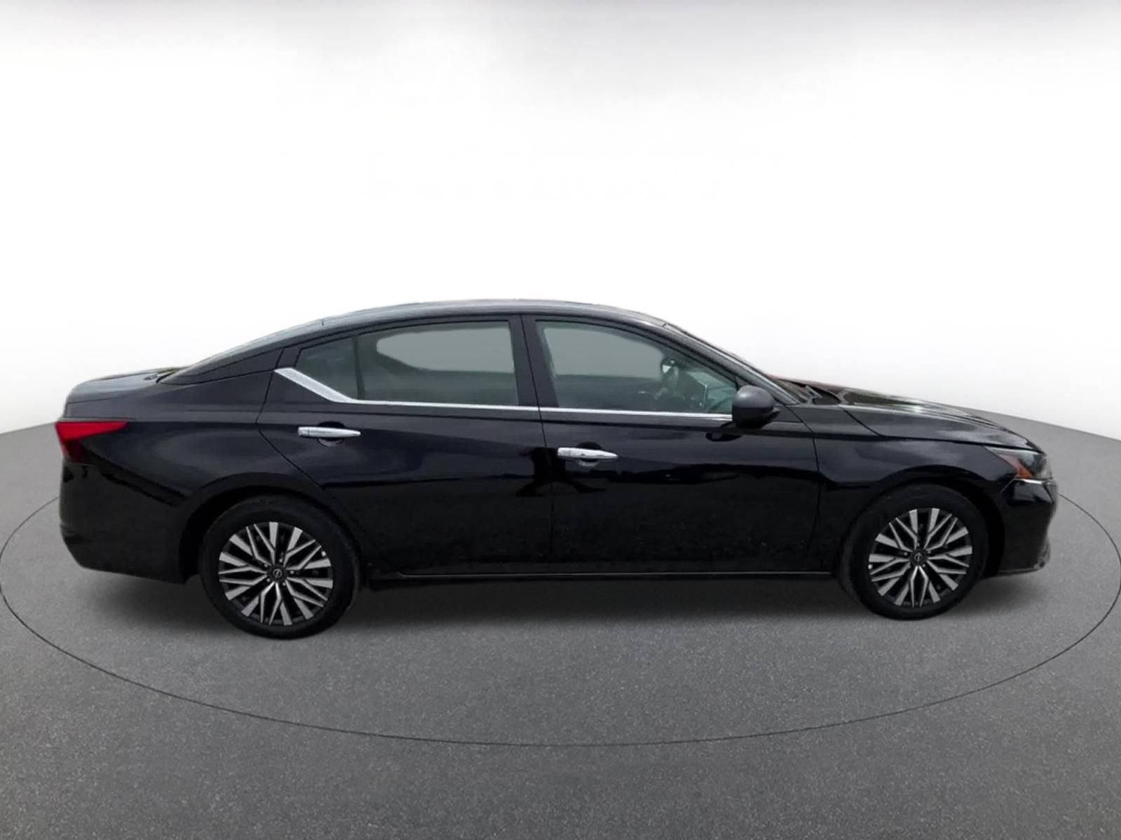 Used 2025 Nissan Altima 2.5 SV FWD image 16