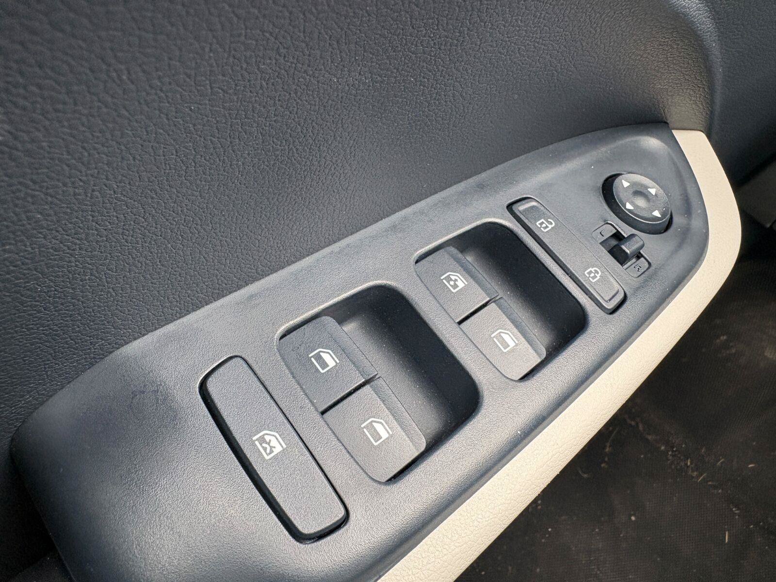 Used 2025 Hyundai Venue Limited FWD image 31