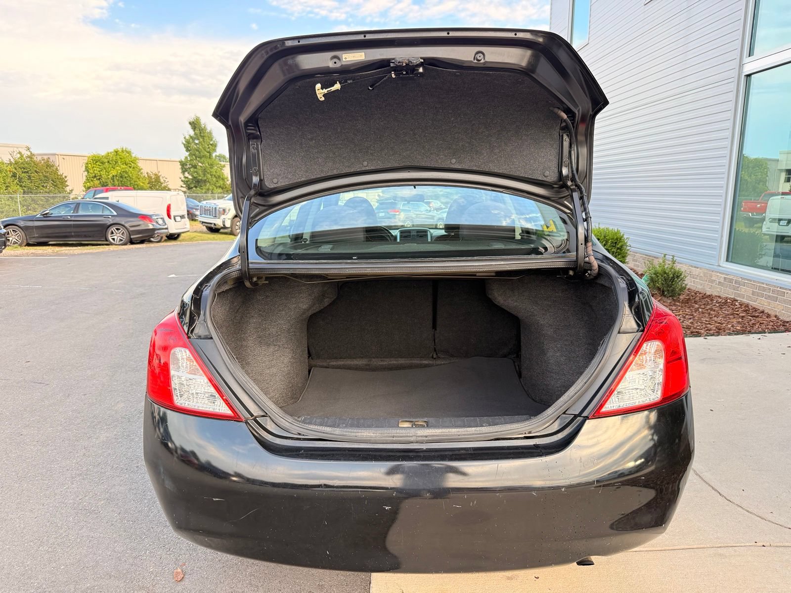 Used 2014 Nissan Versa SV FWD image 33