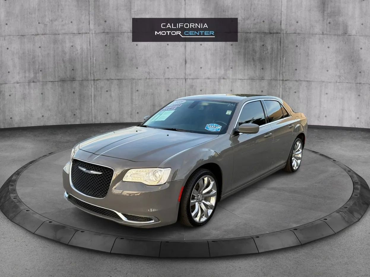 Used 2018 Chrysler 300 Touring L image 3