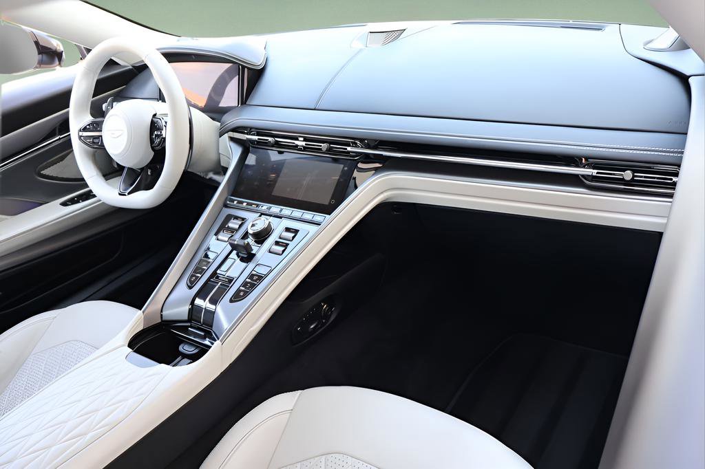 Used 2025 Aston Martin DB12 Coupe image 19