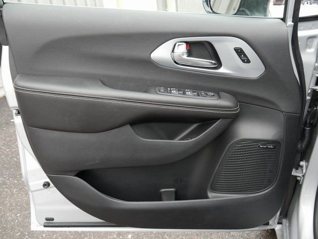 New 2026 Chrysler Pacifica Limited w/ Uconnect Theater Family Group AWD/4WD image 15