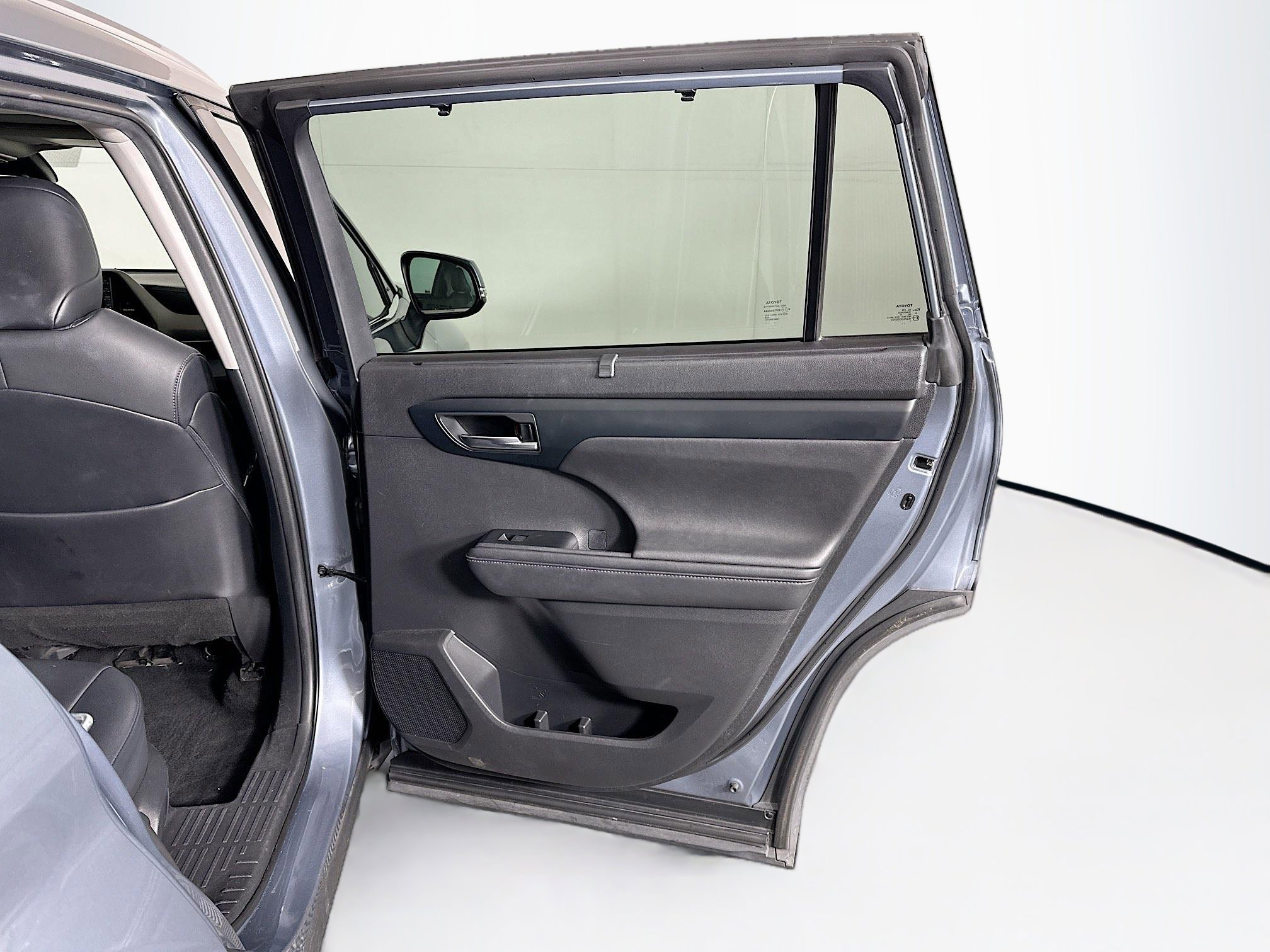 Used 2020 Toyota Highlander XLE FWD image 32