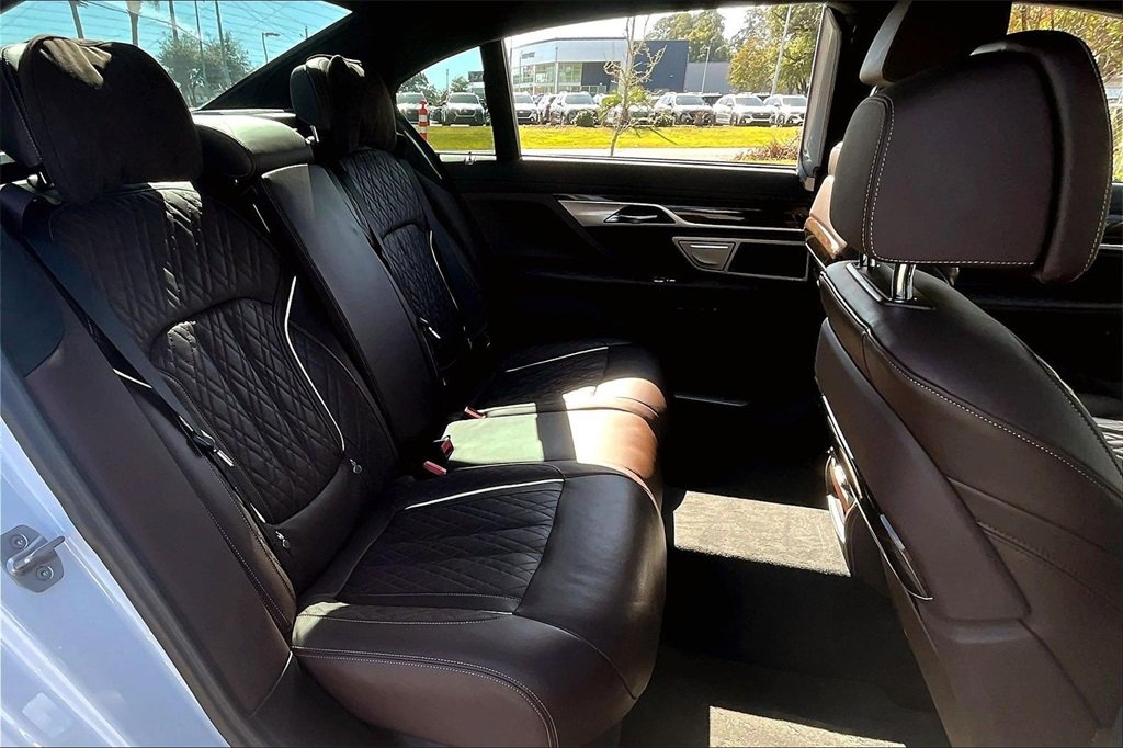 Used 2022 BMW 750i xDrive w/ Luxury Rear Seating Package image 22