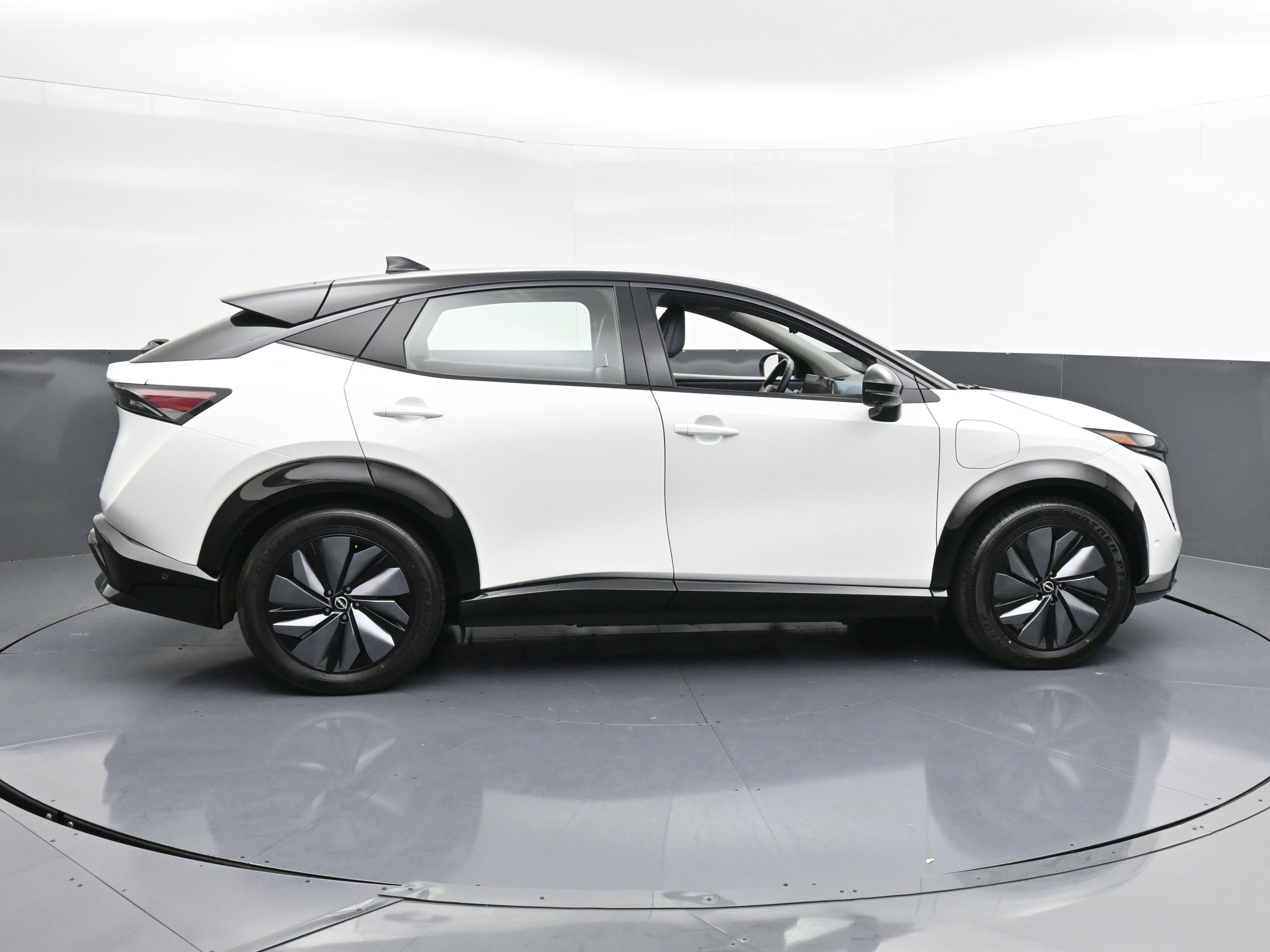 Used 2023 Nissan Ariya image 9