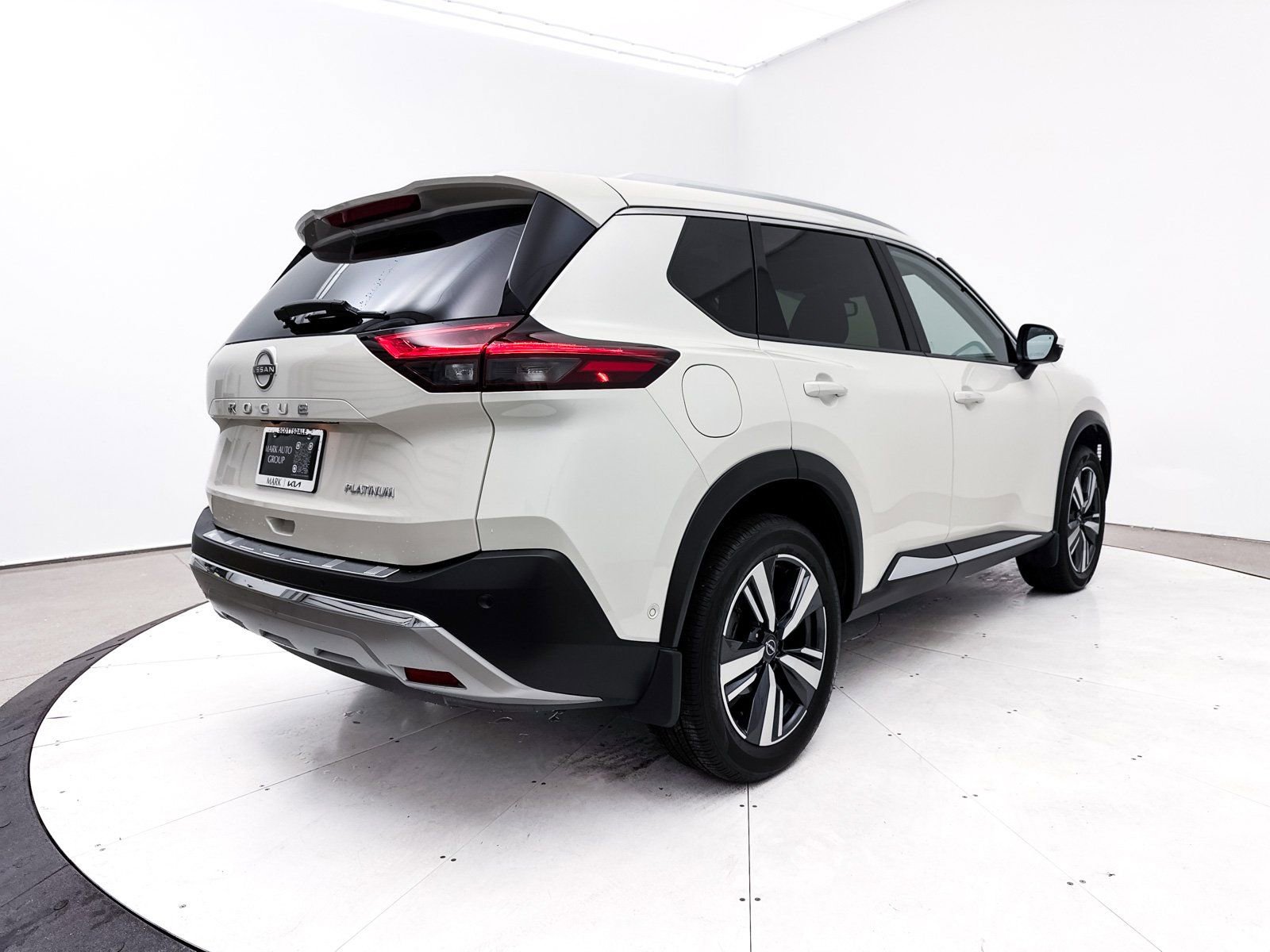 Used 2023 Nissan Rogue Platinum image 18