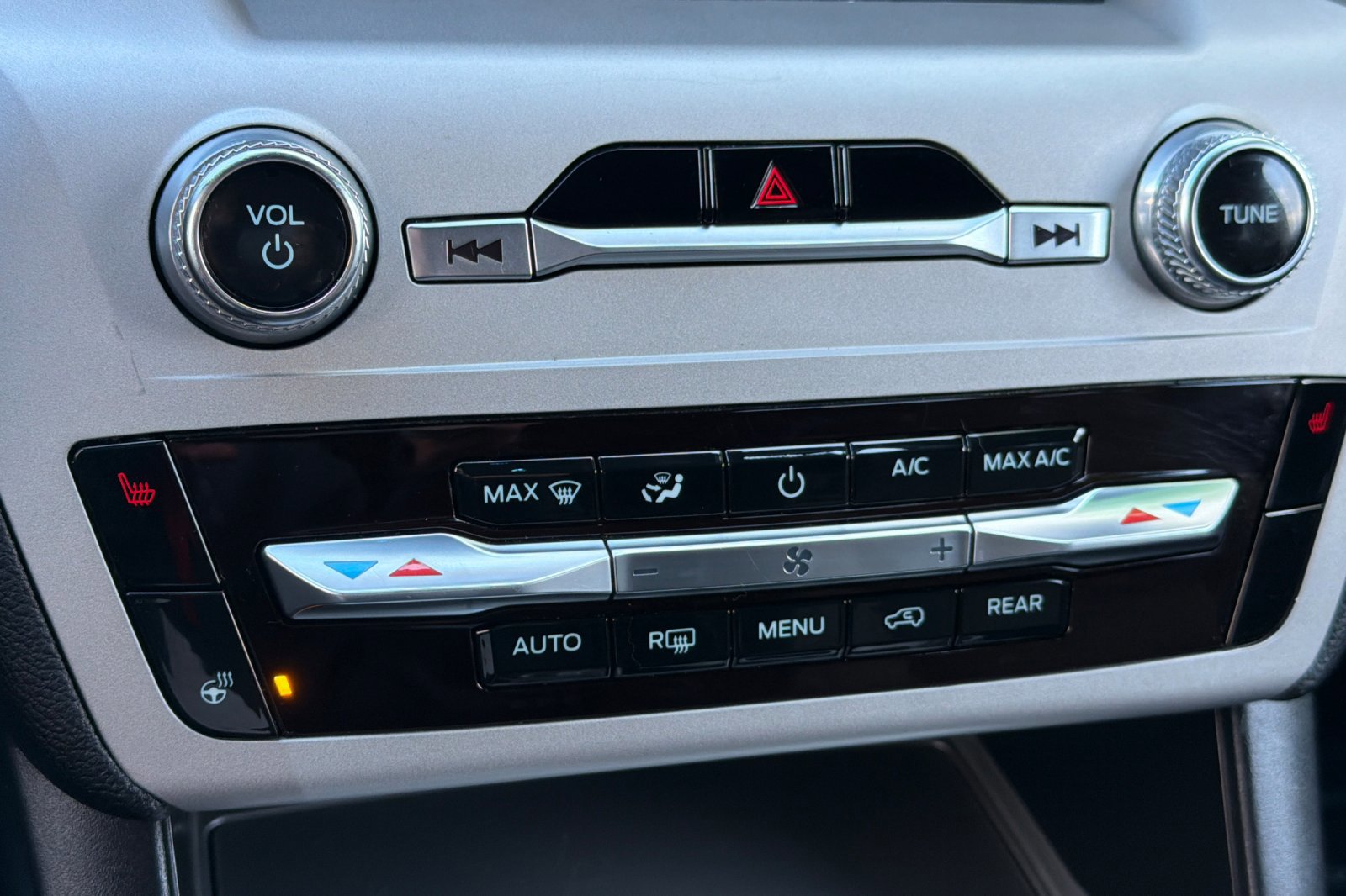 Used 2024 Ford Explorer XLT w/ Equipment Group 202A image 21