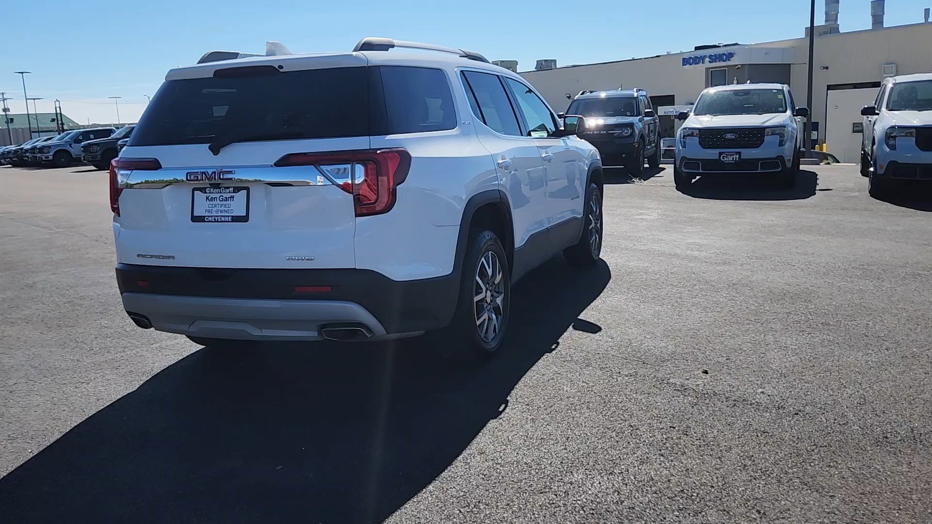 Used 2023 GMC Acadia SLT image 3