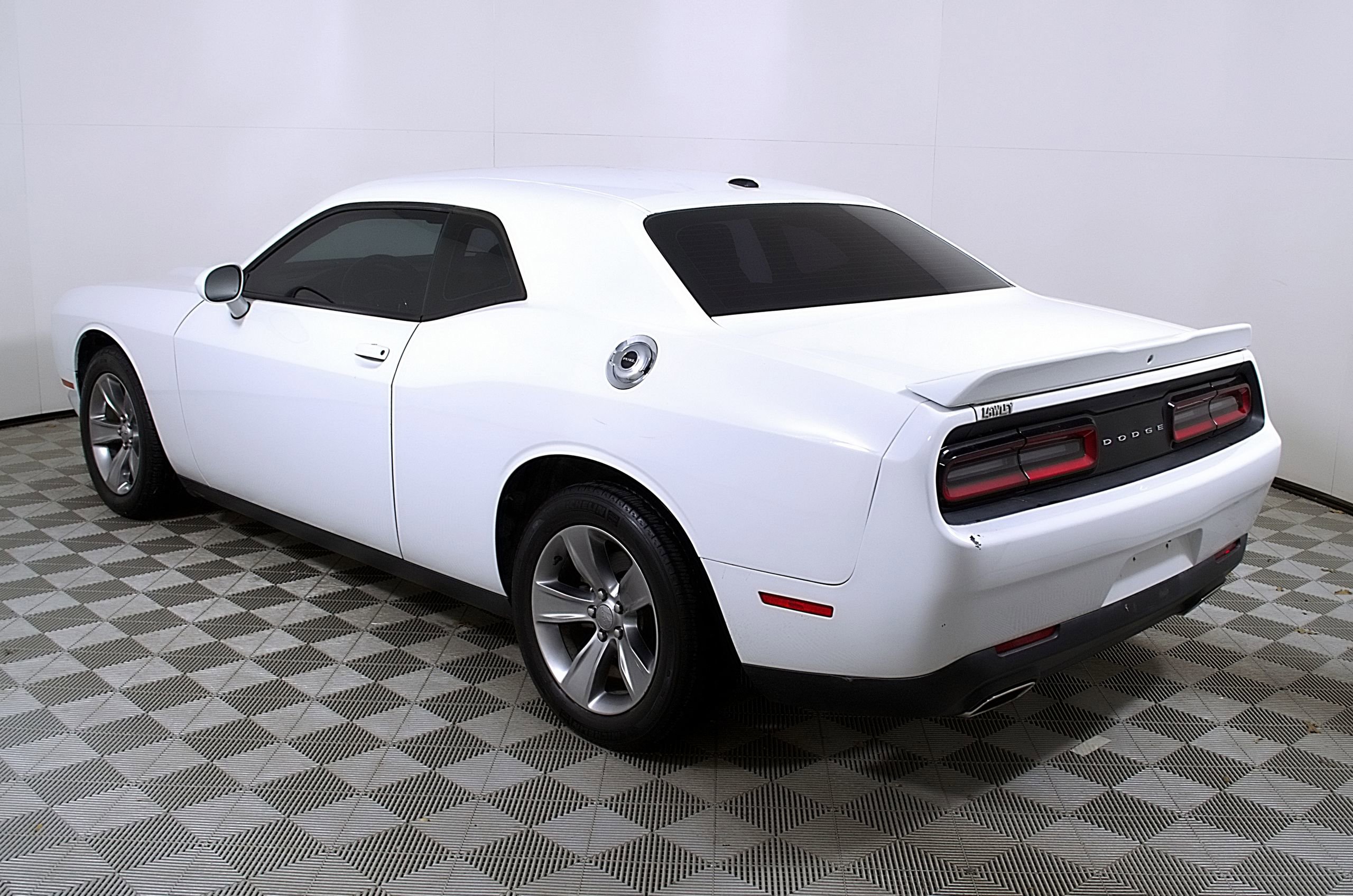 Used 2019 Dodge Challenger SXT image 9