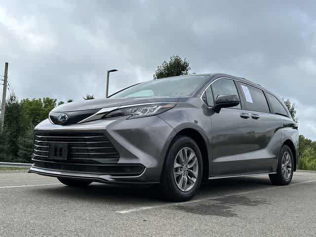 Used 2022 Toyota Sienna LE AWD/4WD image 17