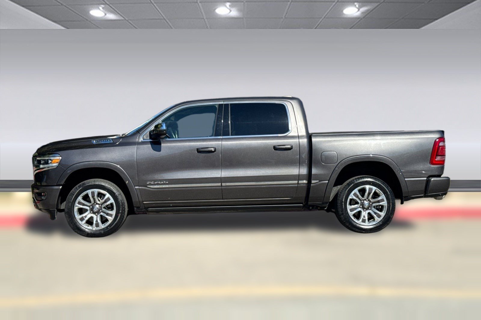 Used 2024 RAM 1500 Limited AWD/4WD image 2