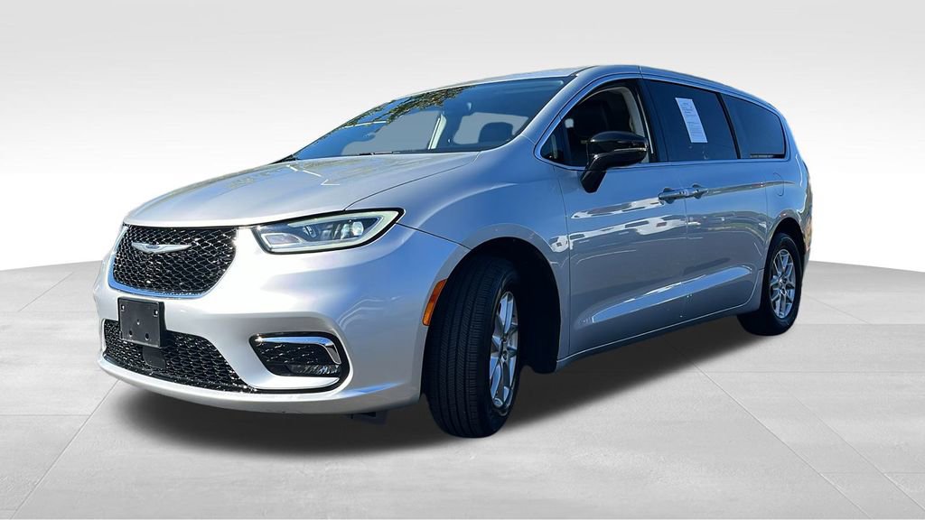 Used 2024 Chrysler Pacifica Touring-L image 7