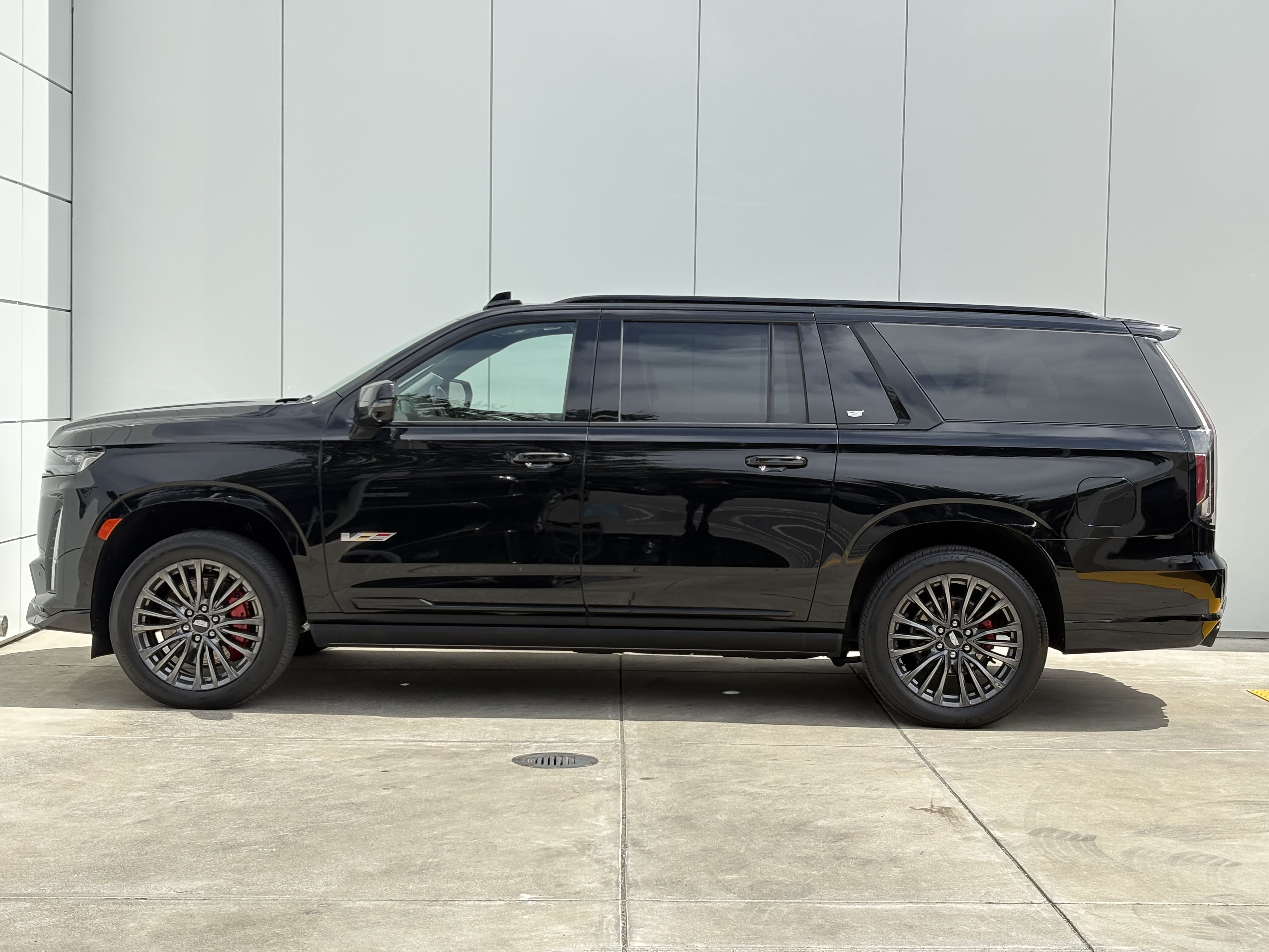 Certified 2023 Cadillac Escalade ESV V AWD/4WD image 4