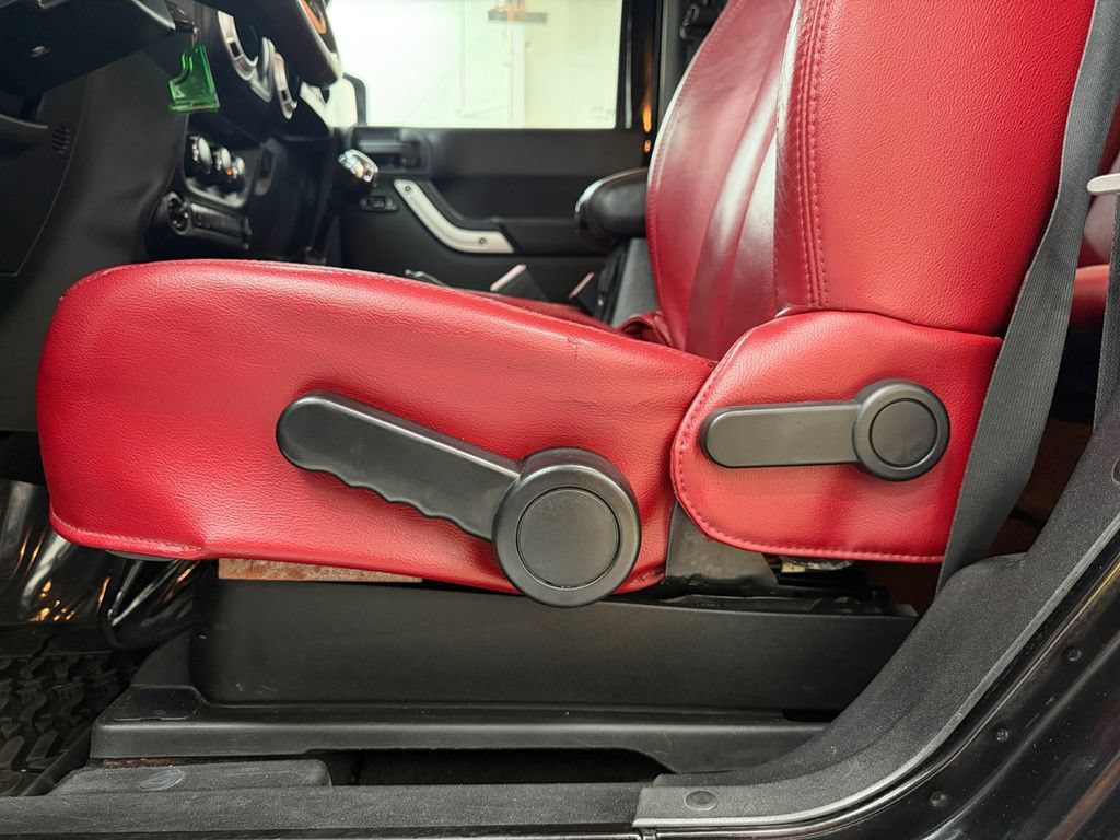 Used 2013 Jeep Wrangler Rubicon AWD/4WD image 46