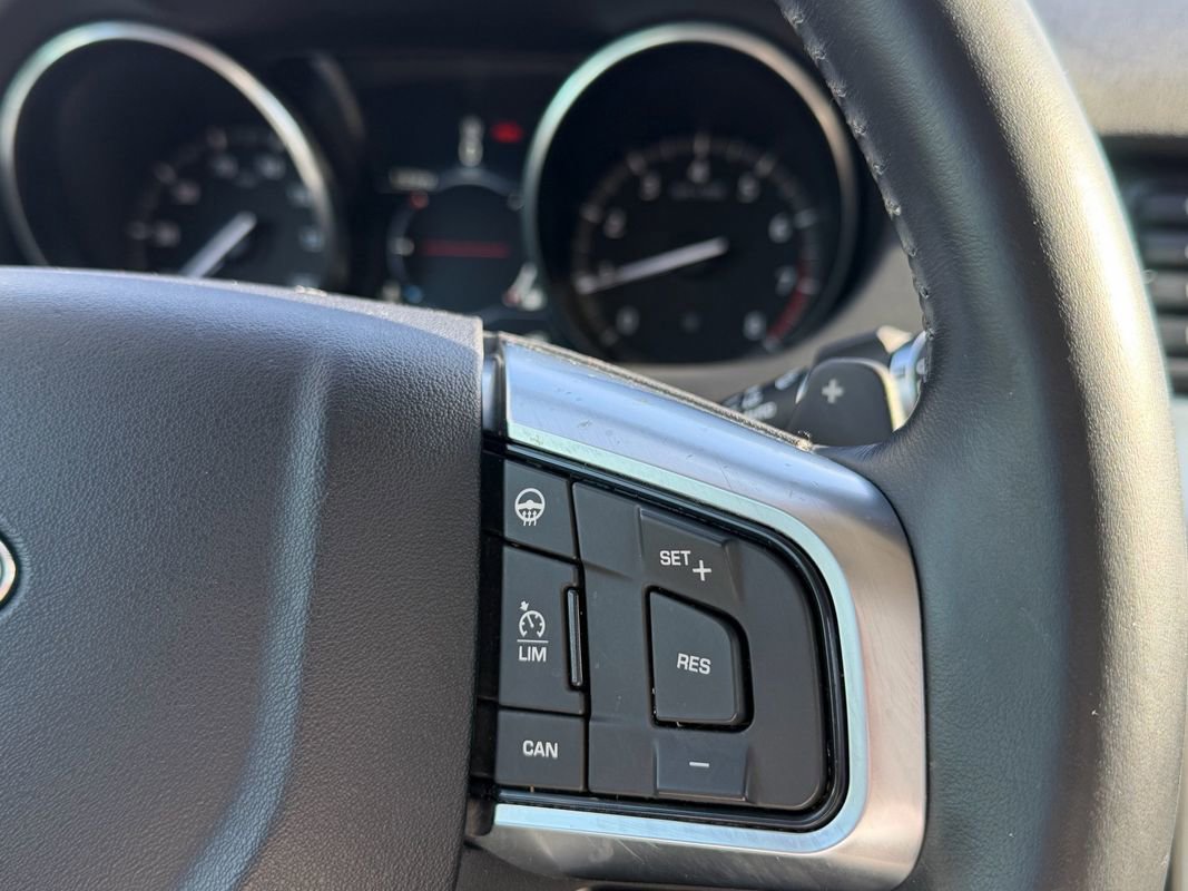 Used 2017 Land Rover Discovery Sport SE AWD/4WD image 19
