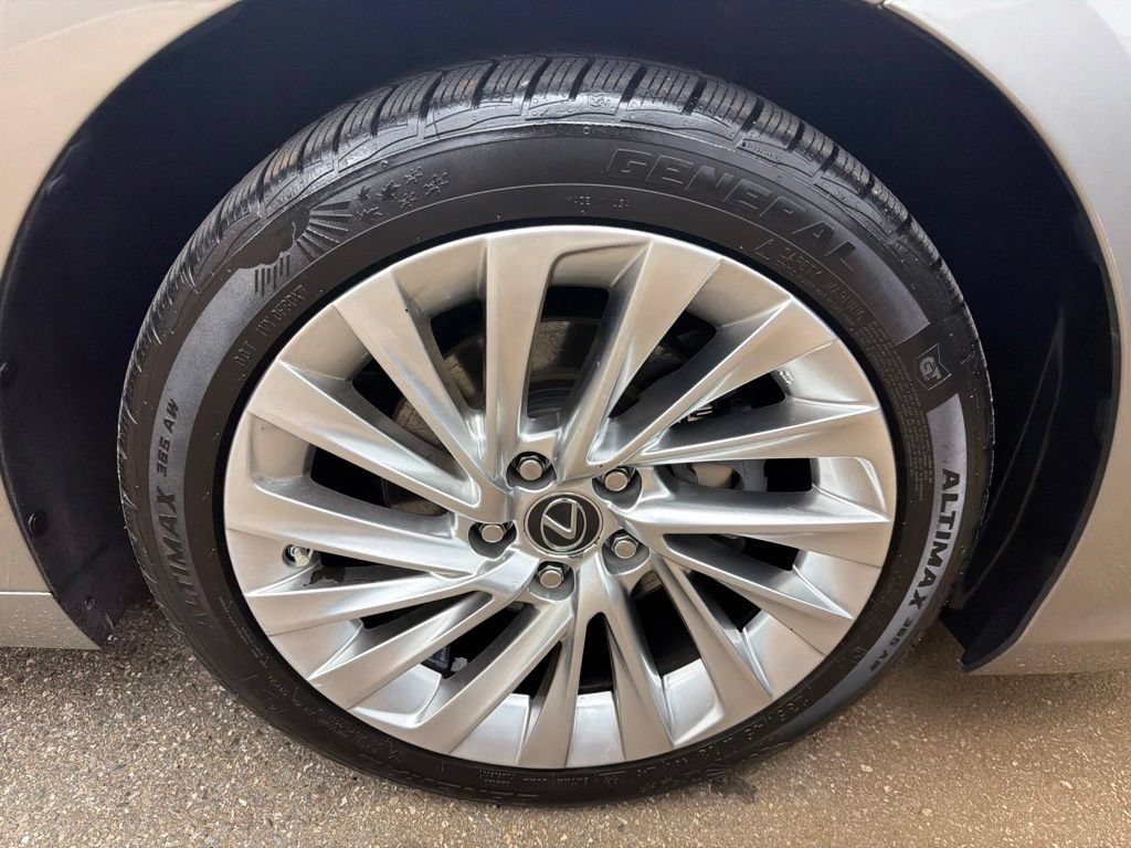 Used 2020 Lexus ES 300h w/ Luxury Package FWD image 34