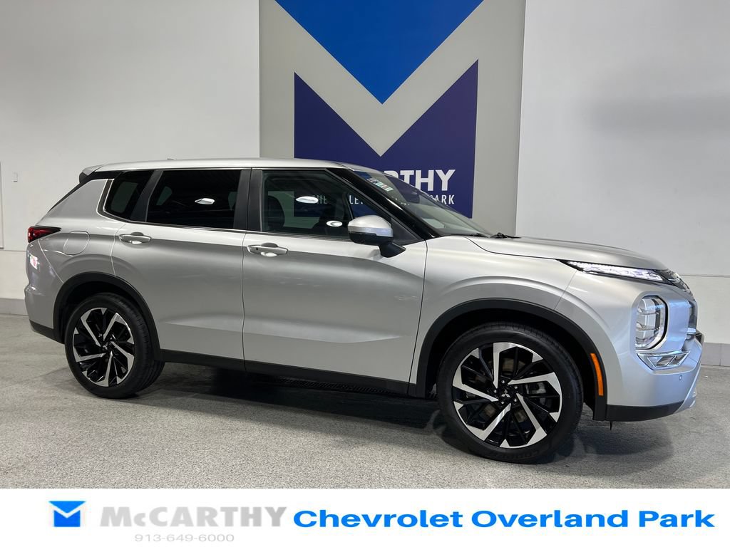 Used 2023 Mitsubishi Outlander SE Black Edition FWD image 3