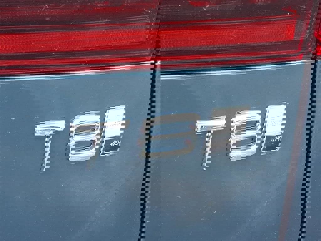 New 2026 Volvo XC60 T8 Plus w/ Protection Package Premier image 6