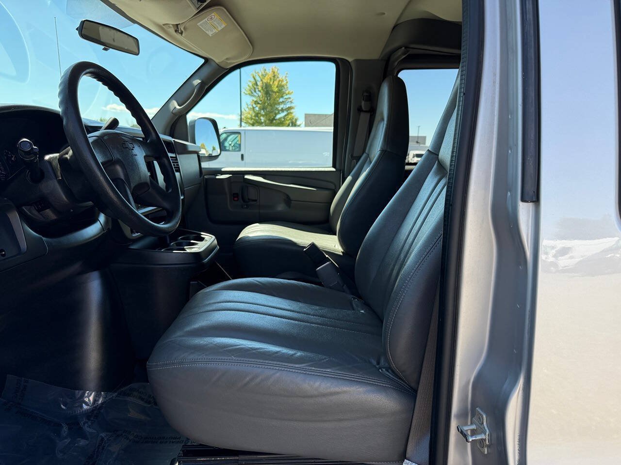 Used 2005 Chevrolet Express 2500 Passenger RWD image 14