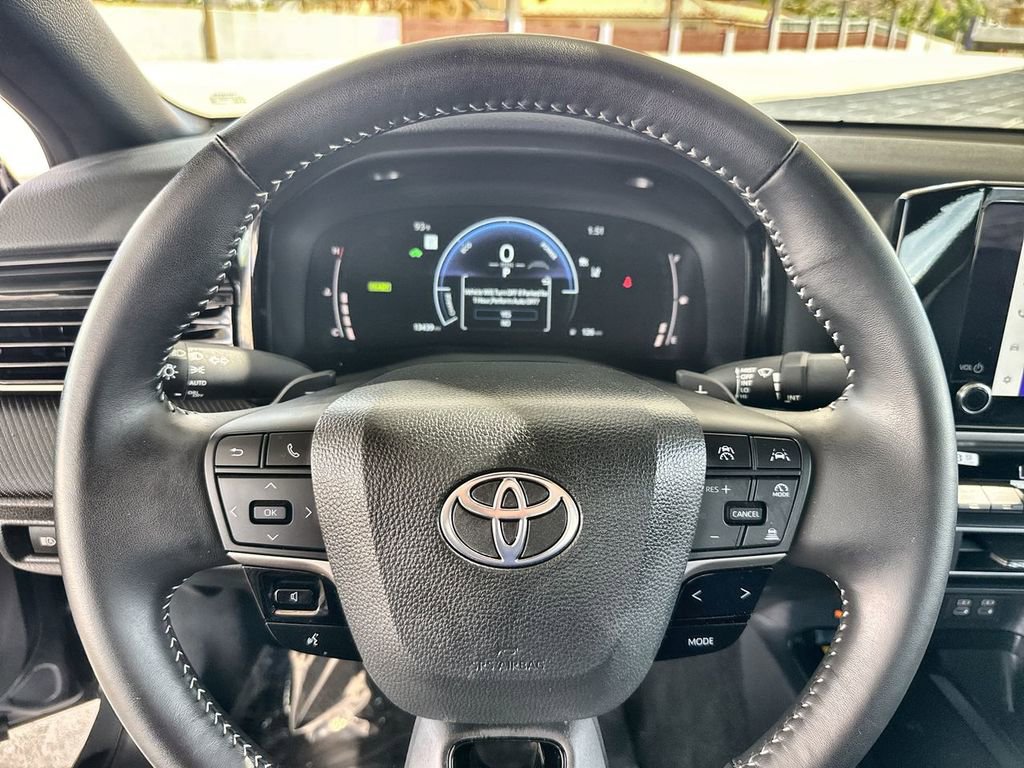 Used 2025 Toyota Camry SE image 3