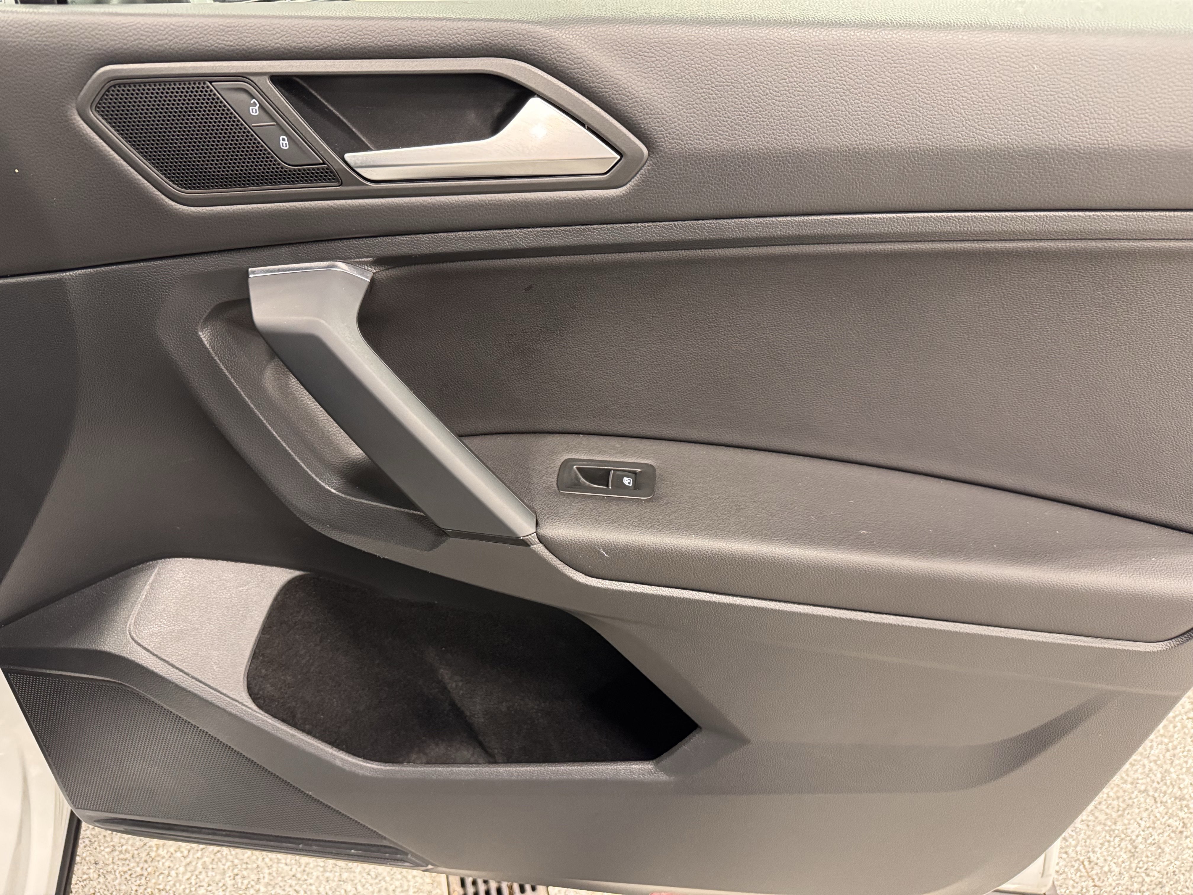 Used 2019 Volkswagen Tiguan SE w/ Panoramic Sunroof Package image 27