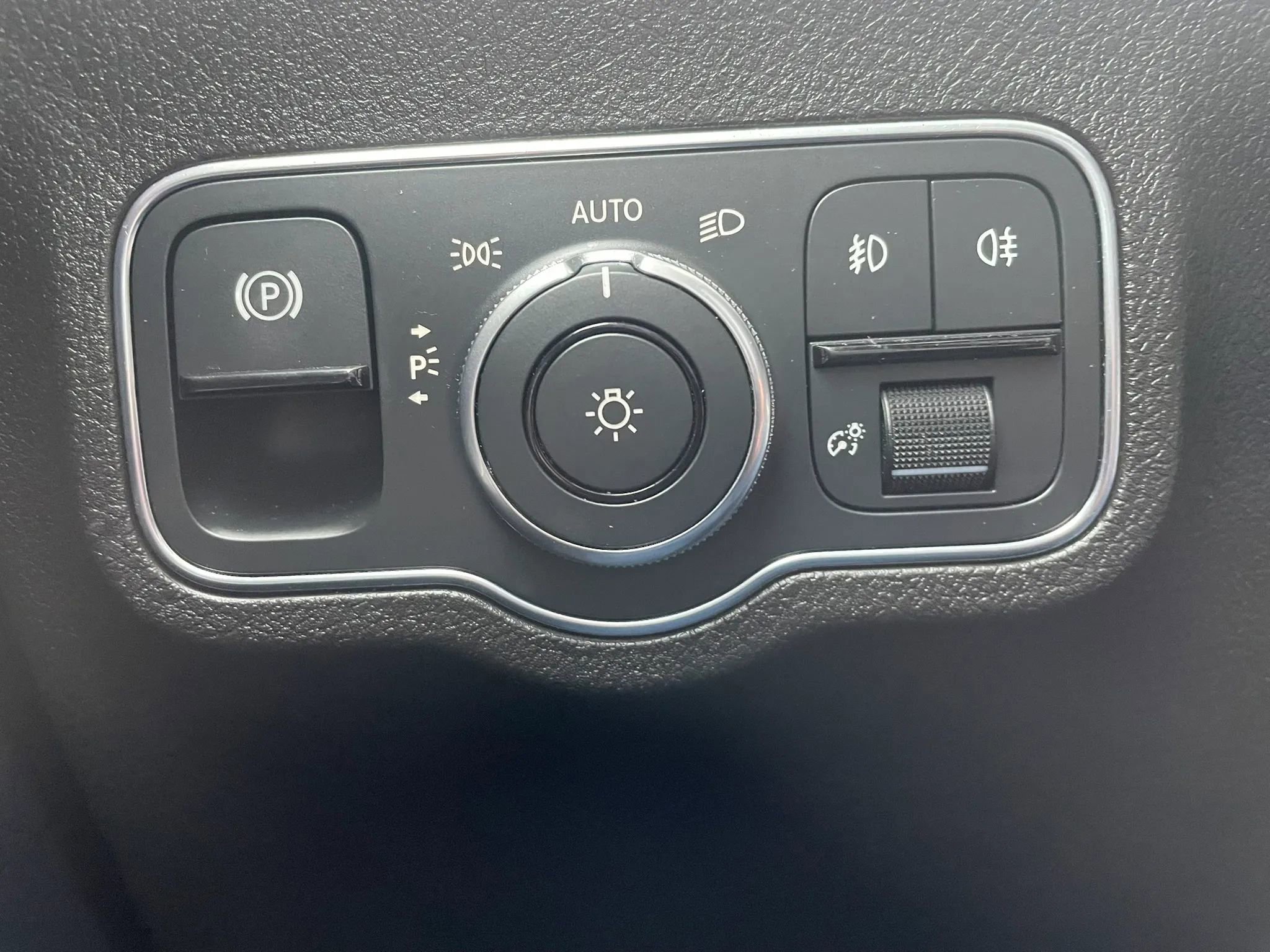Used 2021 Mercedes-Benz GLB 250 4MATIC w/ Premium Package image 11