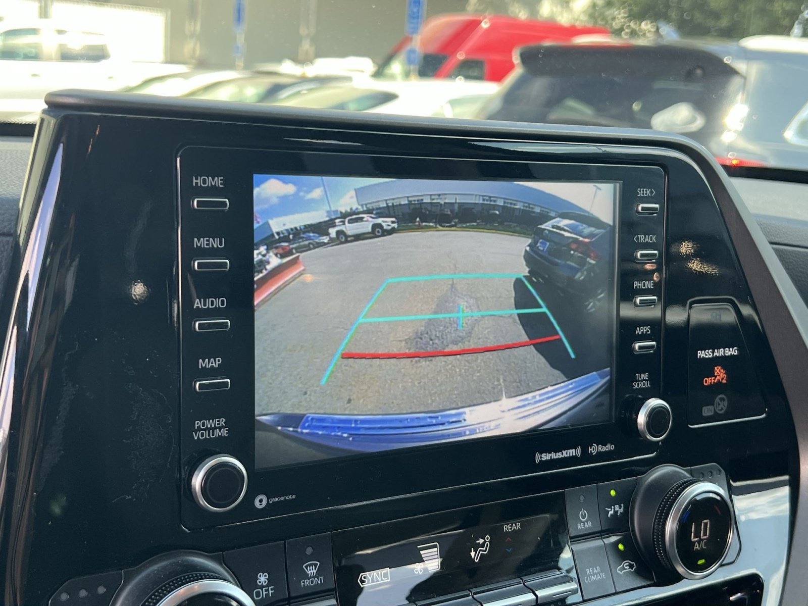Used 2022 Toyota Highlander XLE AWD/4WD image 19